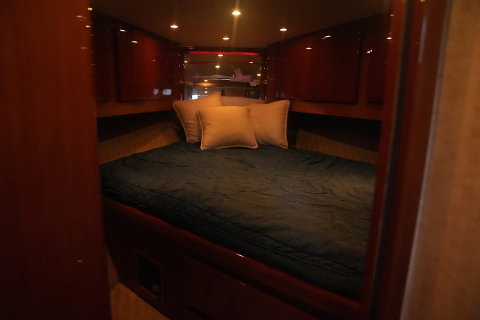 Buddy Davis 48 Express 2004